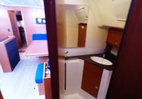 bateau à voile bavaria 46 cruiser voilier salon intérieur toilette